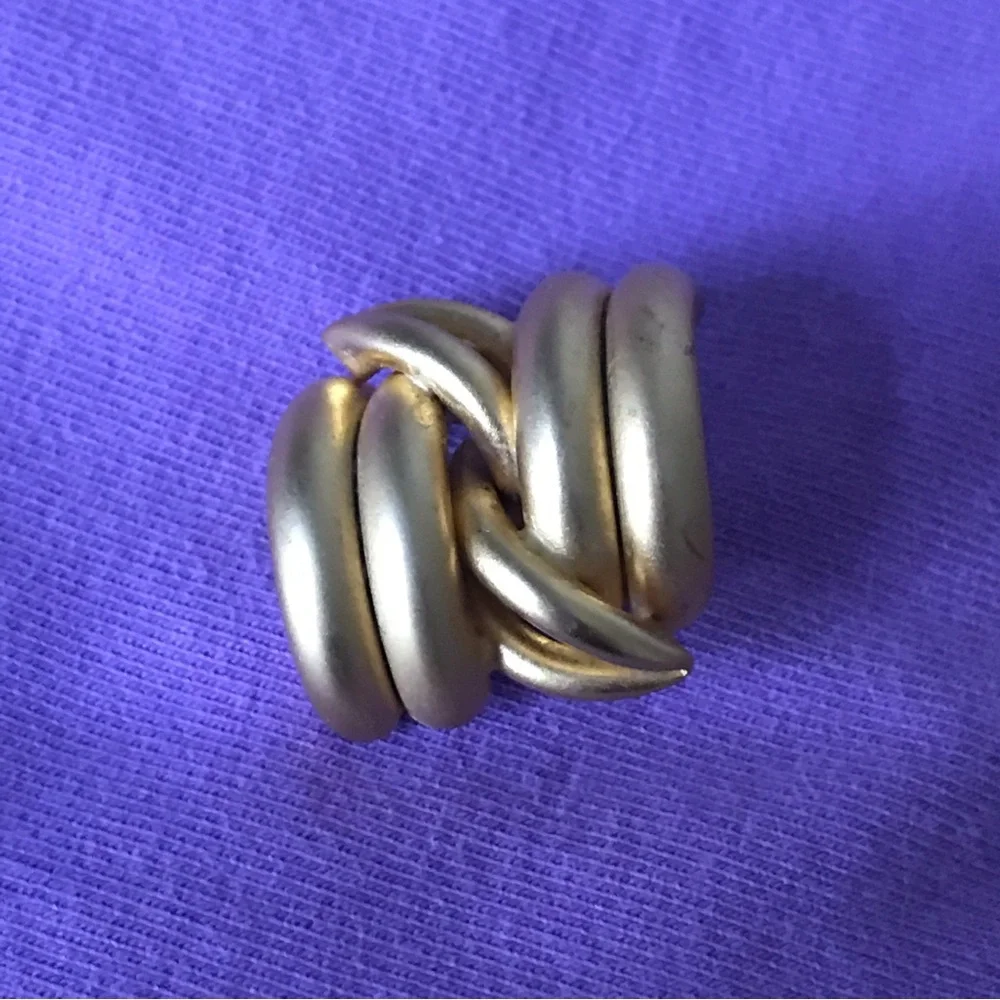 Vintage Artisan Style Goldtone Pierced Earrings Very lightweight. - Picture 5 of 5